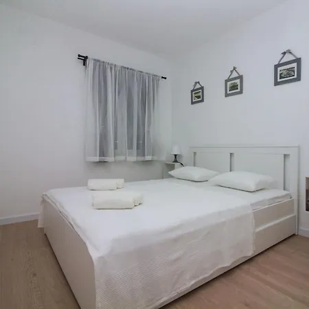 Apartment Apartment Ghetto Aparment Primosten